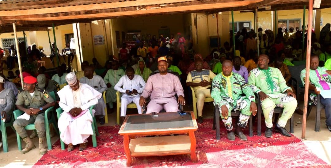 L’INSTALLATION DU BUREAU DE LA SECTION DE LONODJI MAKARY S’EST BIEN PASSÉE. <em>L’ADMINISTRATION CONDUITE PAR LE SOUS PRÉFET AINSI QUE LE MAIRE DE MAKARY ET LES FMO ONT ASSISTÉ À CETTE CÉRÉMONIE.</em><br><em>SA MAJESTÉ LE SULTAN DE MAKARY NOUS A AUSSI HONORÉ EN ASSISTANT À CETTE CÉRÉMONIE.</em><br>FÉLICITATIONS À LA SECTION DE MAKARY POUR LA TRES BONNE ORGANISATION.